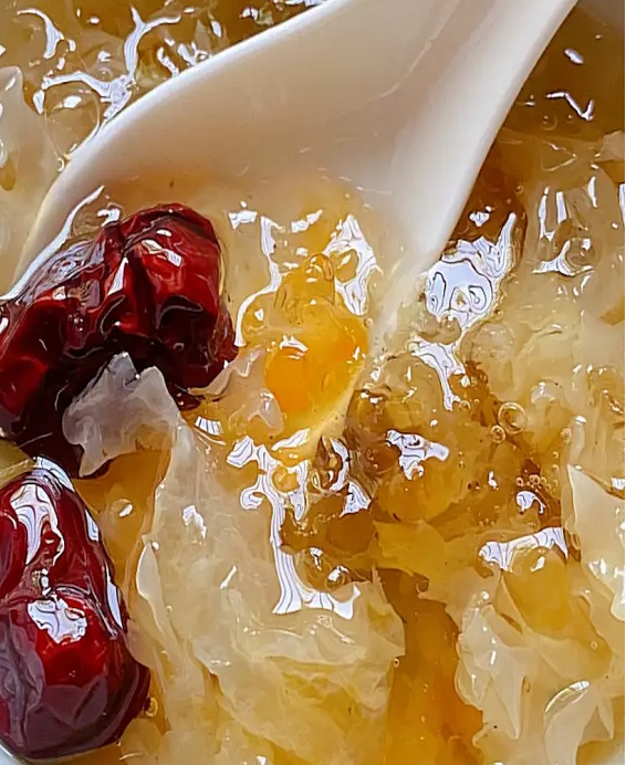 白木耳养颜甜汤 Recette Snow Fungus Skin-Boosting Dessert Soup – 白木耳糖水, soupe dessert chinoise beauté et santé à la tremella