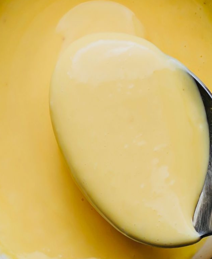 Recette de la sauce hollandaise – sauce mère émulsionnée chaude au beurre et citron, emblème de la cuisine française