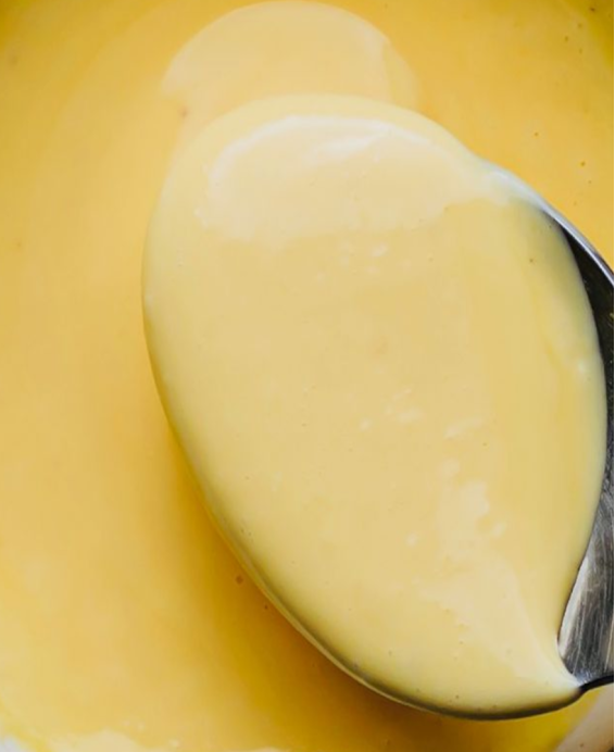 Recette de la sauce hollandaise – sauce mère émulsionnée chaude au beurre et citron, emblème de la cuisine française