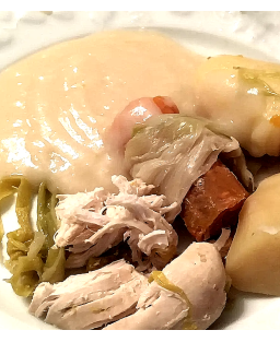 Recette traditionnelle de Poule au Blanc, mijotée lentement dans son bouillon aromatique et servie avec une sauce veloutée