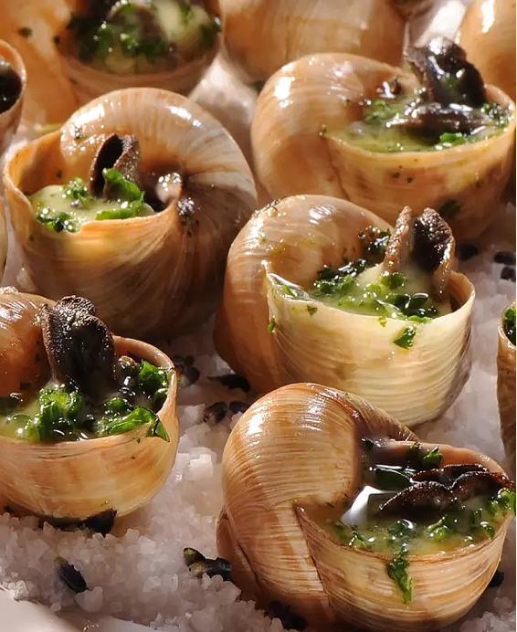 Hagyományos alsace-i csigarecept – fehérborral, vajjal és füstölt szalonnával főzve