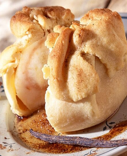 Recette traditionnelle du bourdelot normand aux pommes entières rôties en pâte, dessert rustique du terroir