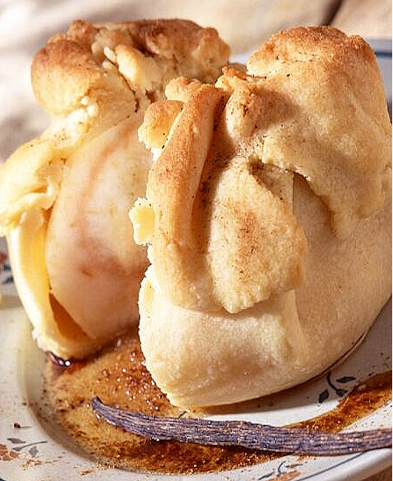 Recette traditionnelle du bourdelot normand aux pommes entières rôties en pâte, dessert rustique du terroir