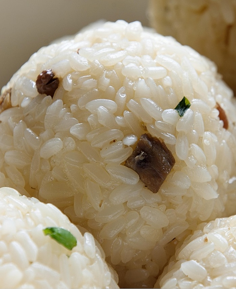 传统的日本三角饭团食谱，手工捏制的米饭球，内馅可为鱼肉、梅干或腌制蔬菜。作为日本大众料理的流动象征，它兼具简单、正宗与便携性。