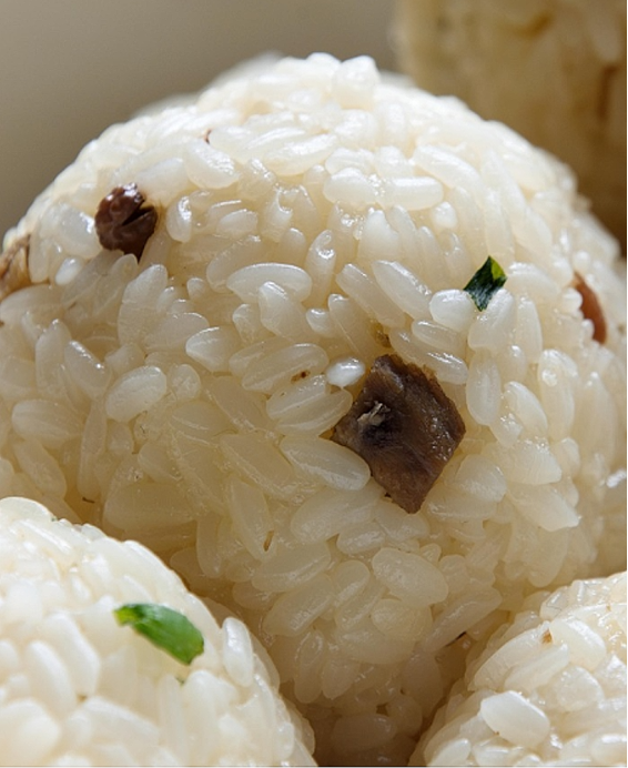 传统的日本三角饭团食谱，手工捏制的米饭球，内馅可为鱼肉、梅干或腌制蔬菜。作为日本大众料理的流动象征，它兼具简单、正宗与便携性。