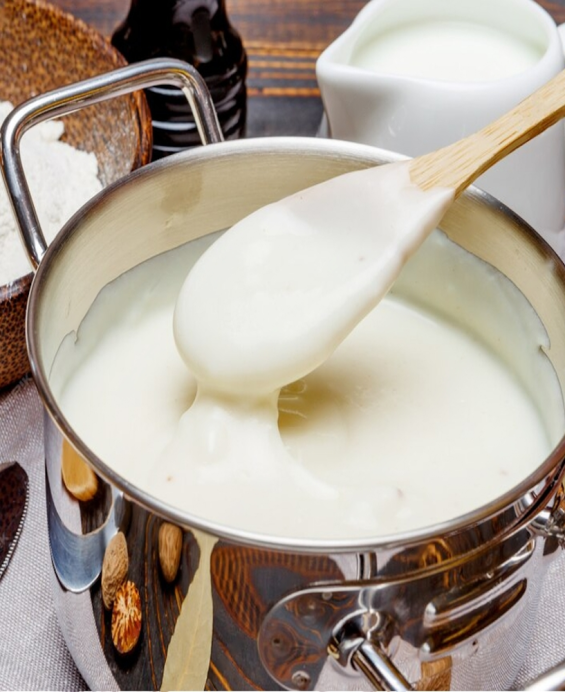 Recette de la sauce béchamel – sauce mère blanche à base de roux et de lait, pilier de la cuisine française classique