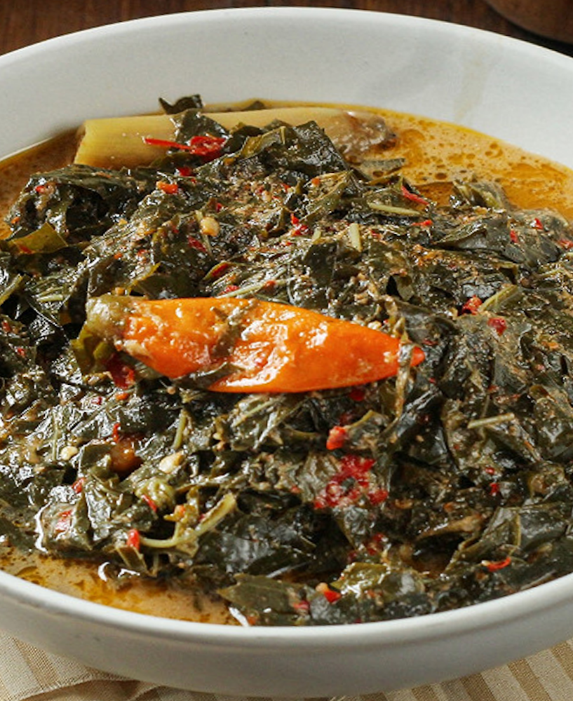 Recette traditionnelle du Pondu (Saka-Saka) – Feuilles de manioc africaines parfumées au poisson fumé