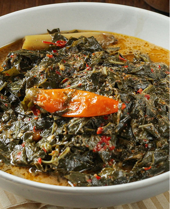 Recette traditionnelle du Pondu (Saka-Saka) – Feuilles de manioc africaines parfumées au poisson fumé