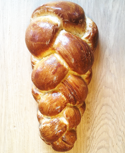 Pain au lait tressé suisse d’origine bernoise, recette traditionnelle codifiée, symbole du dimanche et des fêtes familiales.