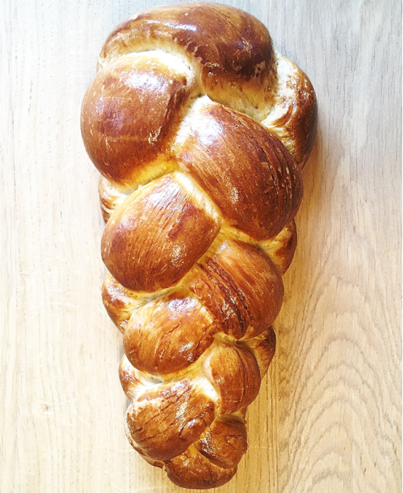 Pain au lait tressé suisse d’origine bernoise, recette traditionnelle codifiée, symbole du dimanche et des fêtes familiales.