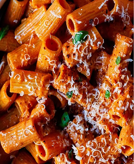 Recette traditionnelle de Pasta alla Vodka, un plat emblématique italo-américain, apprécié pour son raffinement crémeux.