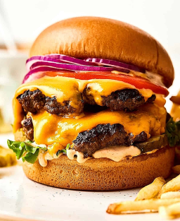 Smash Burger, un burger d’inspiration américaine réputé pour sa viande croustillante à l’extérieur et juteuse à l’intérieur.
