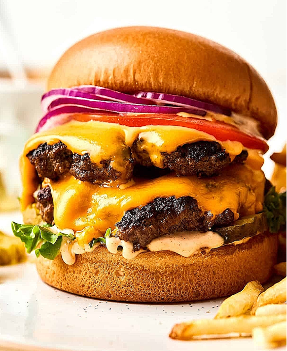 Smash Burger, un burger d’inspiration américaine réputé pour sa viande croustillante à l’extérieur et juteuse à l’intérieur.
