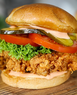 Chicken Sandwich, un incontournable de la street food, apprécié pour son poulet croustillant et sa garniture généreuse.