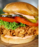 Chicken Sandwich, un incontournable de la street food, apprécié pour son poulet croustillant et sa garniture généreuse.