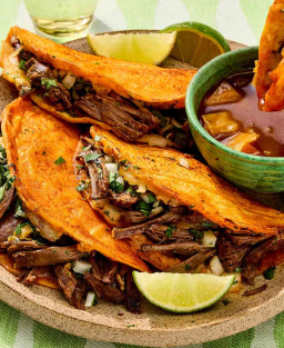 Tacos Birria, spécialité mexicaine savoureuse originaire de l’État de Jalisco, réputée pour sa viande mijotée et ses tortillas
