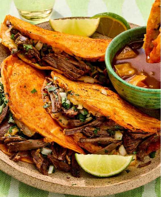 Tacos Birria, spécialité mexicaine savoureuse originaire de l’État de Jalisco, réputée pour sa viande mijotée et ses tortillas