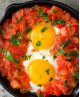 Shakshuka, un plat méditerranéen et moyen-oriental à base d’œufs pochés dans une sauce tomate épicée