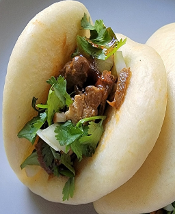 Bao Buns, petits pains vapeur d’origine chinoise, moelleux et légers, parfaits pour être garnis de viandes