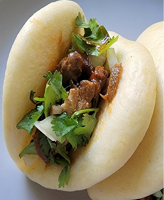 Bao Buns, petits pains vapeur d’origine chinoise, moelleux et légers, parfaits pour être garnis de viandes