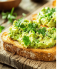 Avocado Toast, un classique du brunch ou du snack sain, simple à préparer et riche en saveurs et nutriments.