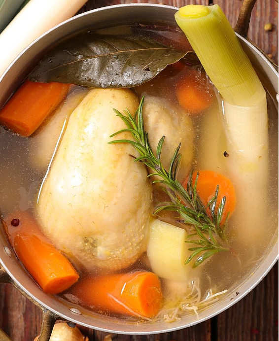 Recette professionnelle patrimoniale : Poule au blanc normande – recette traditionnelle