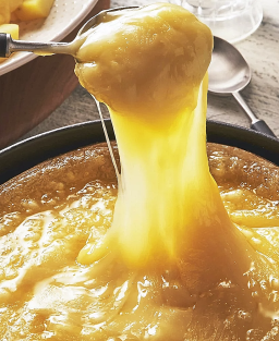 Recette de la Matouille savoyarde : la Tome des Bauges AOP fondue au vin blanc et à l'ail des Bauges