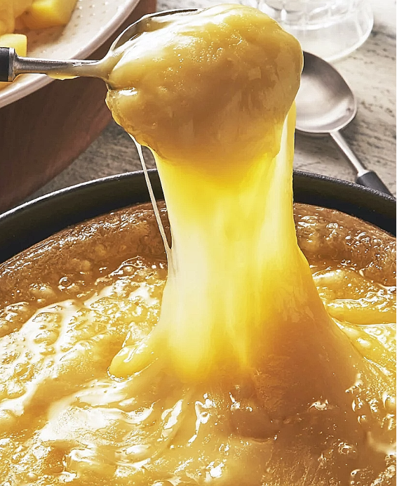 Recette de la Matouille savoyarde : la Tome des Bauges AOP fondue au vin blanc et à l'ail des Bauges