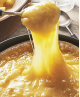 Recette de la Matouille savoyarde : la Tome des Bauges AOP fondue au vin blanc et à l'ail des Bauges