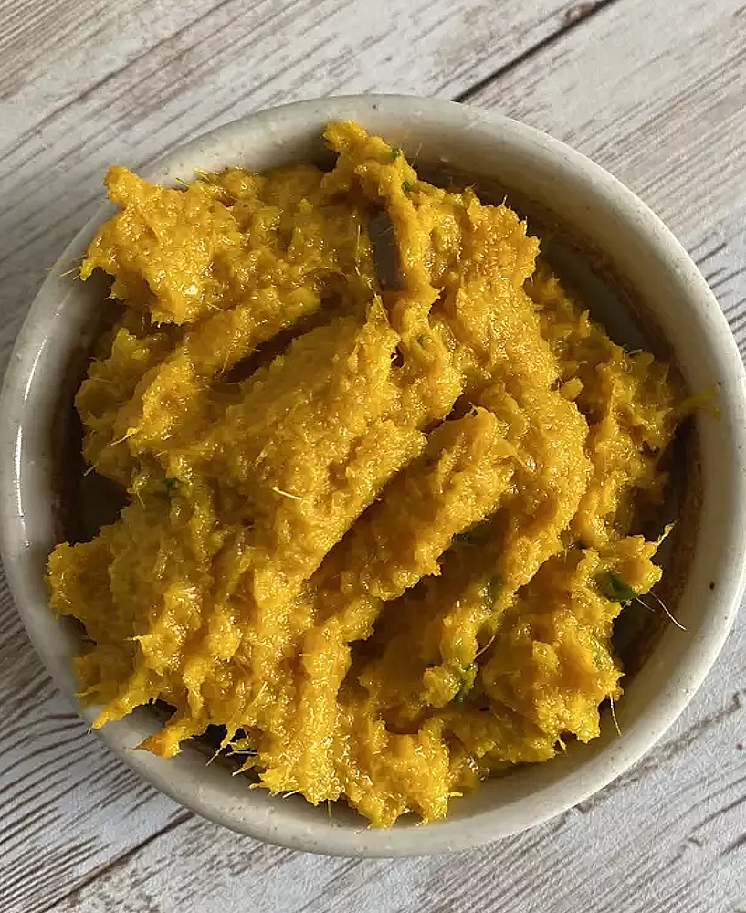 Recette de Kroeung cambodgien authentique : la pâte de curry jaune aux sept aromates, pilée au mortier.