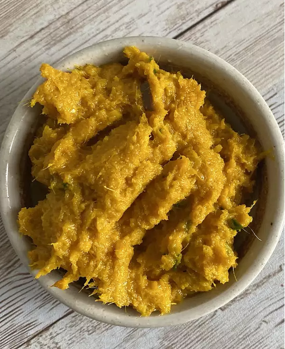 Recette de Kroeung cambodgien authentique : la pâte de curry jaune aux sept aromates, pilée au mortier.