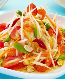 Recette de Tam Mak Houng authentique, salade de papaye verte lao, épicée, fraîche et umami.