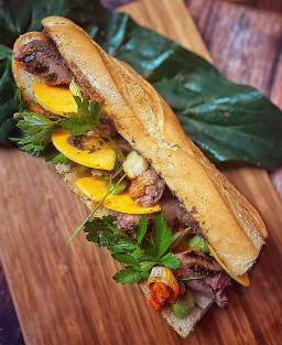 Recette de Khao Jee  authentique, sandwich de rue lao croustillant et parfumé au riz gluant et pâté.