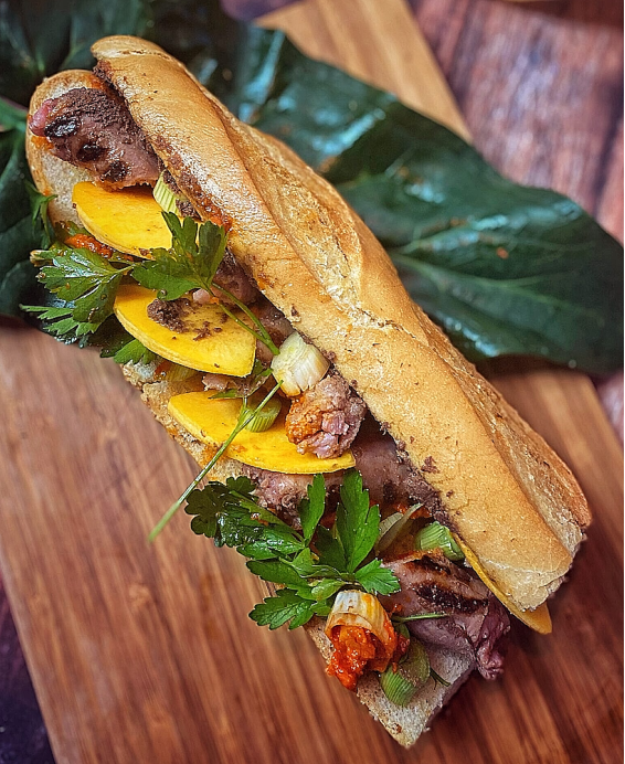 Recette de Khao Jee  authentique, sandwich de rue lao croustillant et parfumé au riz gluant et pâté.