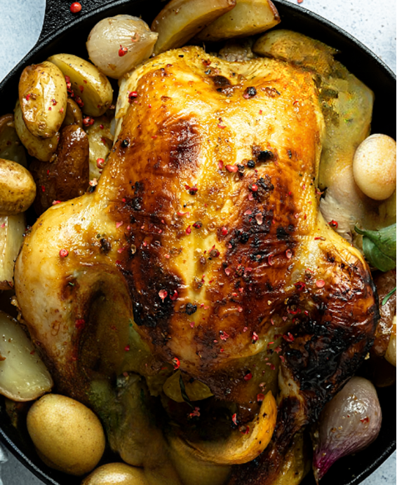 Poulet à la Toulousaine : poulet farci à la saucisse, olives et ail, rôti au four, plat du Sud-Ouest généreux et parfumé.