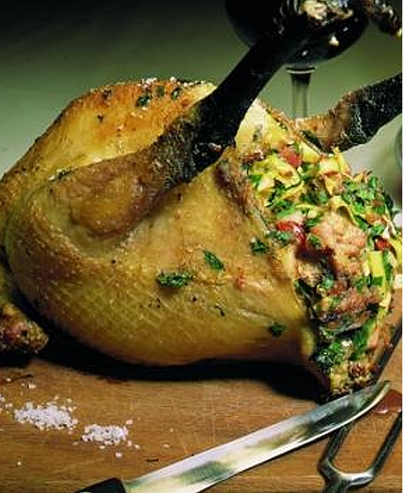 Recette de la géline de Touraine farcie aux rillons : la dame noire du Val de Loire en plat de fête