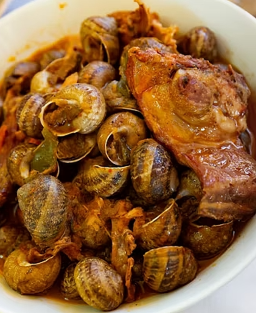 Recette de Cargols amb conill authentique, un plat catalan mijoté et parfumé mêlant escargots et lapin fondant