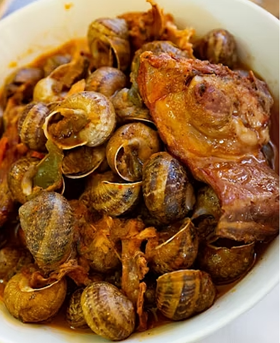 Recette de Cargols amb conill authentique, un plat catalan mijoté et parfumé mêlant escargots et lapin fondant