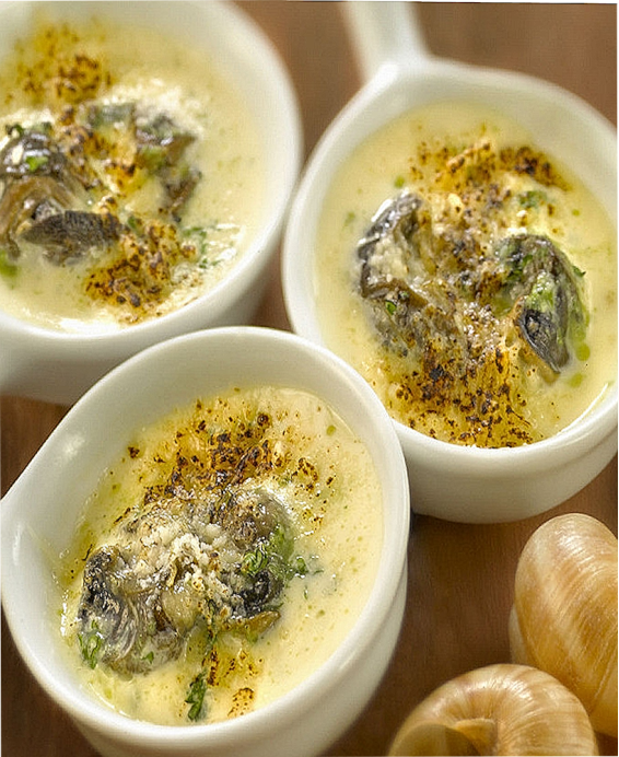 Recette crème brûlée aux escargots (entrée gastronomique française salée gratinée au parmesan)
