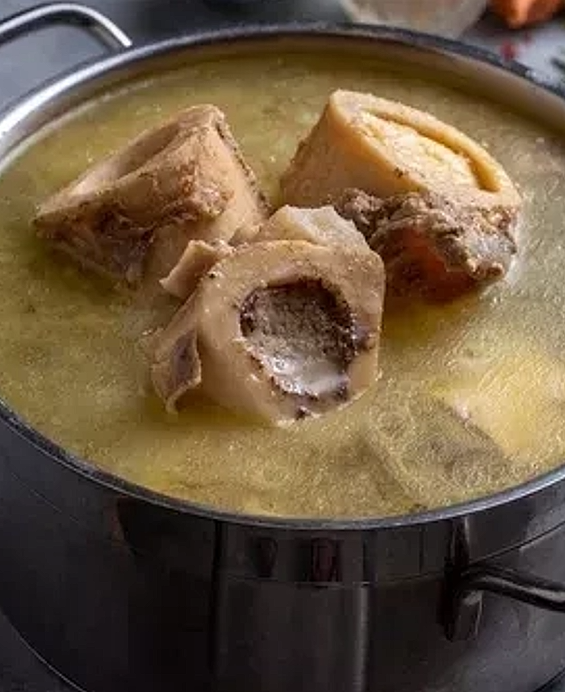 Bouillon Tonkotsu (豚骨スープ – Tonkotsu Sūpu)