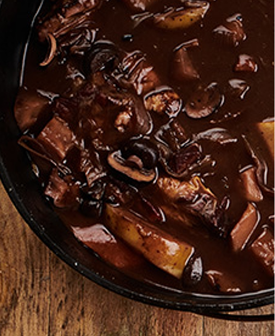 Recette de  Coq au Vin de Chanturgue, plat traditionnel auvergnat fondant, lié au sang et parfumé au marc