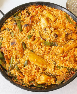 Recette d'Arroz con Pollo authentique, un plat espagnol traditionnel fondant, parfumé au safran et aux épices méditerranéennes.