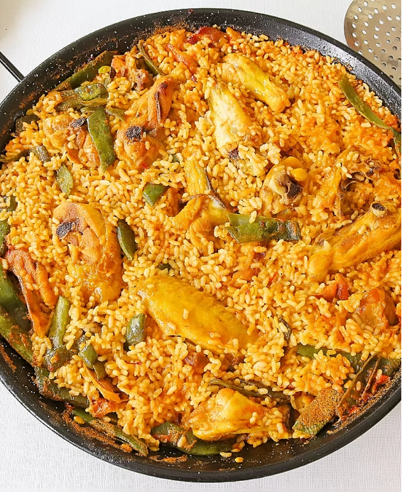 Recette d'Arroz con Pollo authentique, un plat espagnol traditionnel fondant, parfumé au safran et aux épices méditerranéennes.
