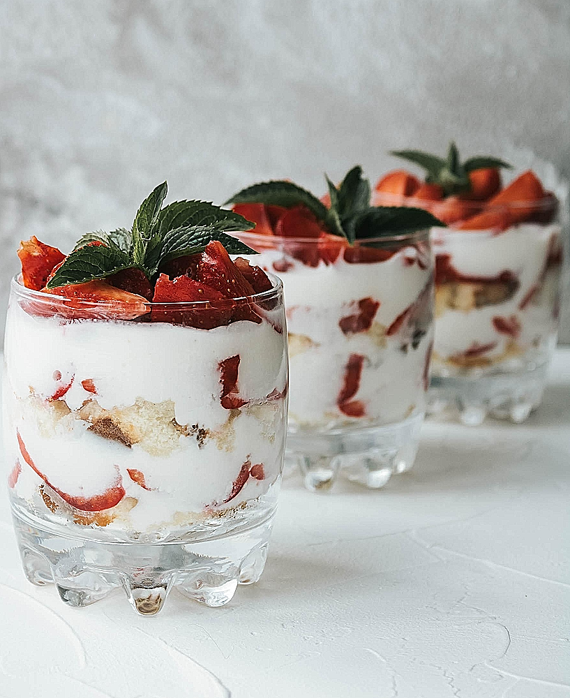 Recette de Trifle dessert anglais traditionnel fondant, parfumé au xérès, à la crème pâtissière vanillée et aux fruits rouges.