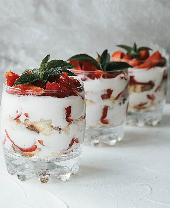 Recette de Trifle dessert anglais traditionnel fondant, parfumé au xérès, à la crème pâtissière vanillée et aux fruits rouges.