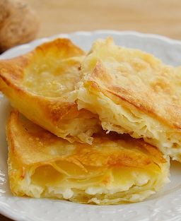 Recette de Tyropita  pâtisserie grecque traditionnelle croustillante et fondante à la feta, aux œufs et au phyllo beurré.
