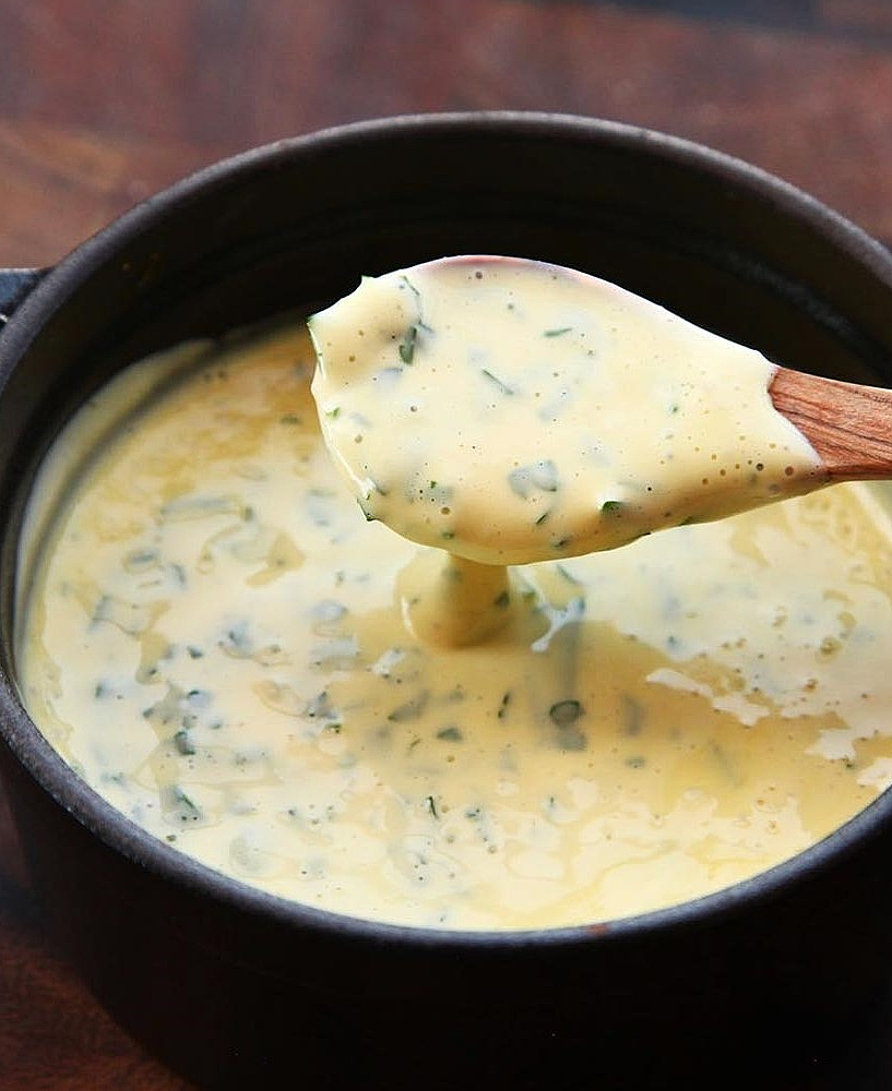Recette de la Sauce Béarnaise authentique  émulsionnée chaude française au beurre clarifié, estragon et réduction de vinaigre