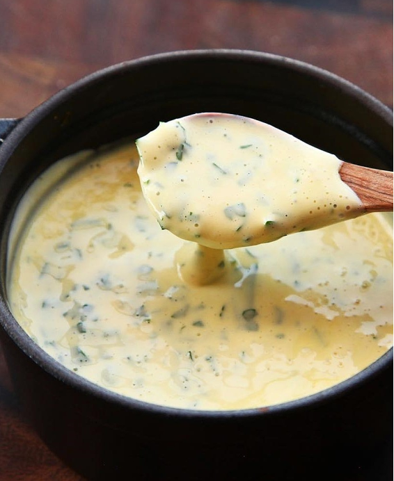 Recette de la Sauce Béarnaise authentique  émulsionnée chaude française au beurre clarifié, estragon et réduction de vinaigre