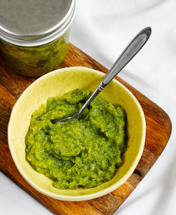 Recette de Pesto alla Genovese, sauce italienne crue au basilic, pignons et parmesan, originaire de Ligurie