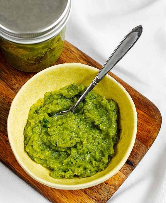 Recette de Pesto alla Genovese, sauce italienne crue au basilic, pignons et parmesan, originaire de Ligurie